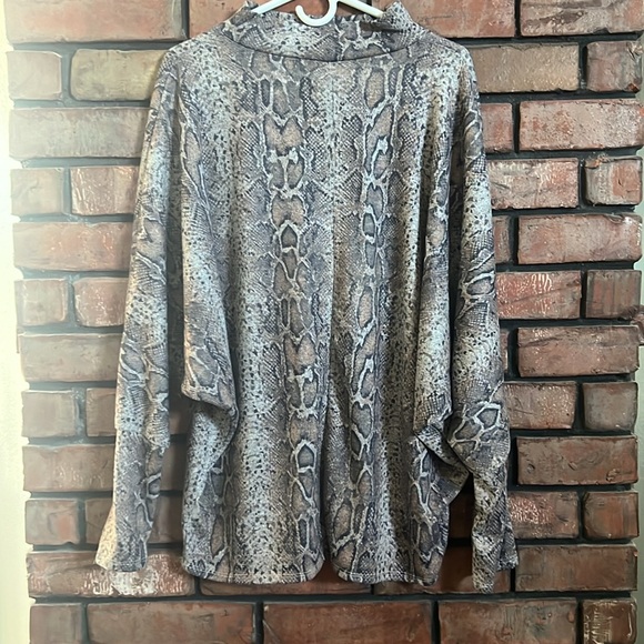 BiBi dolman long sleeve leopard print top, Size XL - Picture 4 of 4